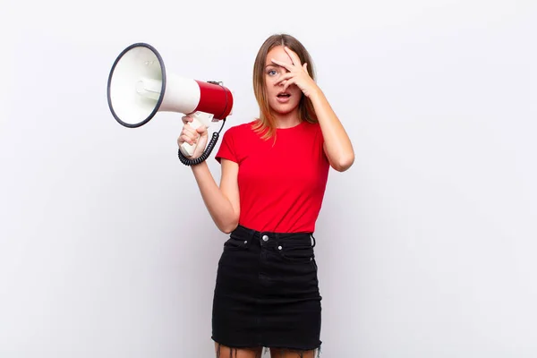 Mujer Bonita Cabeza Roja Mirando Sorprendido Asustado Aterrorizado Cubriendo Cara —  Fotos de Stock