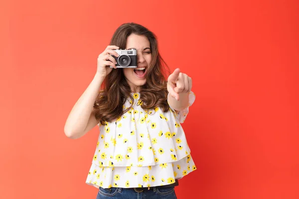 Junge Hübsche Frau Mit Vintage Kamera Gegen Rote Wand — Stockfoto