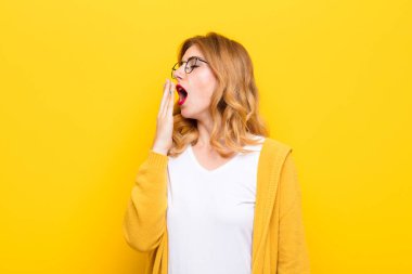 Genç, güzel sarışın kadın sabahın erken saatlerinde uyanıyor, uykulu, yorgun ve sıkkın görünüyor.