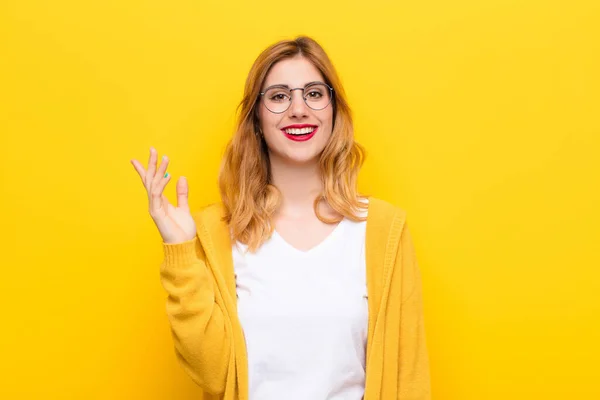 Jovem Mulher Loira Bonita Sentindo Feliz Surpreso Alegre Sorrindo Com — Fotografia de Stock