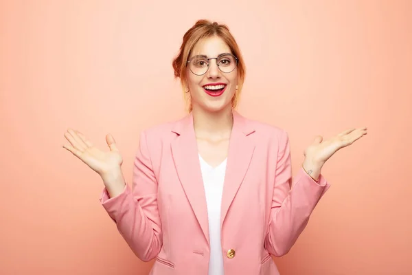 Joven Mujer Rubia Bonita Sintiéndose Feliz Emocionada Sorprendida Sorprendida Sonriendo — Foto de Stock