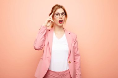 Genç, güzel sarışın kadın şaşırmış, ağzı açık, şok olmuş, yeni bir düşünce, fikir ya da konsept keşfediyor. iş kavramı