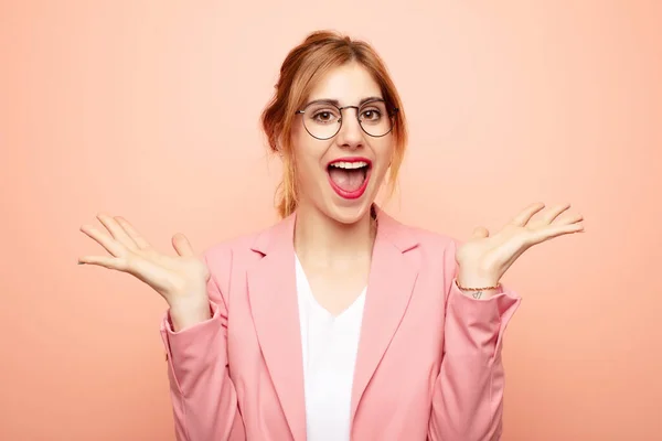 Ung Söt Blond Kvinna Ser Glad Och Upphetsad Chockad Med — Stockfoto