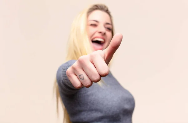 Joven Bonita Mujer Rubia Sintiéndose Orgullosa Despreocupada Segura Feliz Sonriendo —  Fotos de Stock