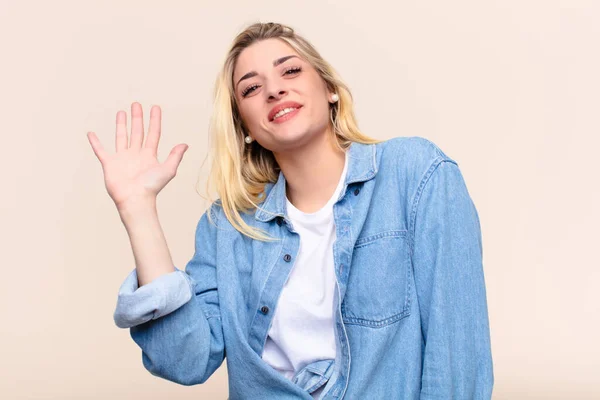 Jovem Mulher Loira Bonita Sorrindo Feliz Alegremente Acenando Mão Acolhendo — Fotografia de Stock