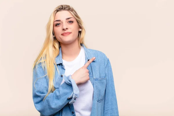 Joven Mujer Rubia Bonita Sonriendo Alegremente Sintiéndose Feliz Apuntando Hacia — Foto de Stock