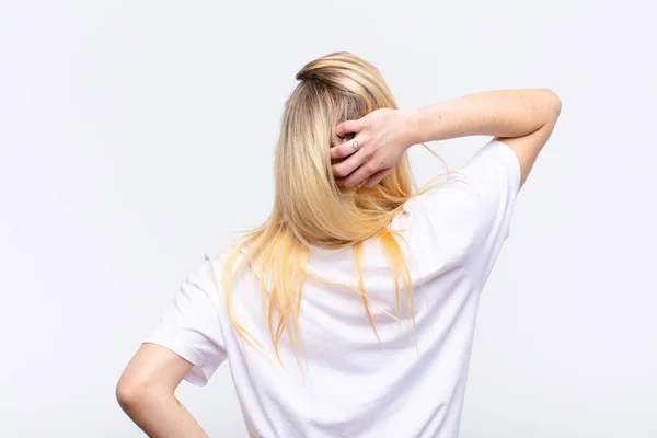 Young Pretty Blonde Woman Thinking Doubting Scratching Head Feeling Puzzled — Stock Photo, Image