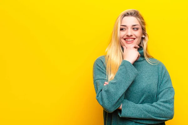 Jovem Mulher Loira Bonita Sorrindo Com Uma Expressão Feliz Confiante — Fotografia de Stock