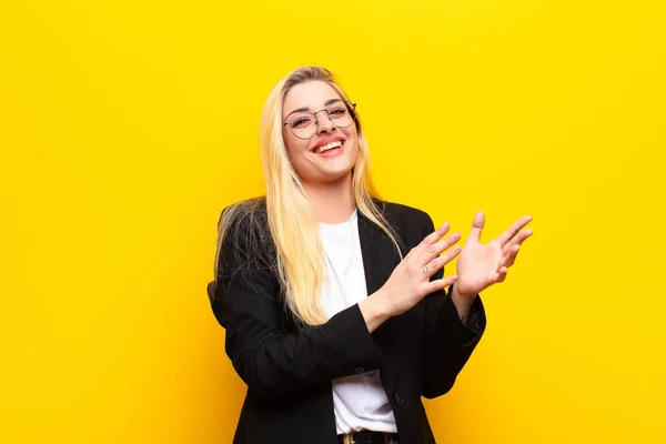 Młoda Ładna Blondynka Czuje Się Szczęśliwa Odnosząca Sukcesy Uśmiechnięta Klaszcząca — Zdjęcie stockowe