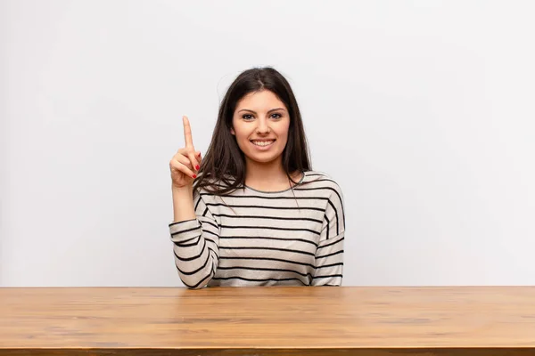 Junge Hübsche Frau Lächelt Fröhlich Und Glücklich Und Zeigt Mit — Stockfoto