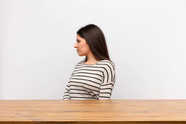 Joven Bonita Mujer Vista Perfil Mirando Copiar Espacio Por Delante — Foto de Stock