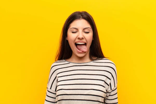 Jonge Mooie Vrouw Met Vrolijke Zorgeloze Opstandige Houding Grappen Steken — Stockfoto