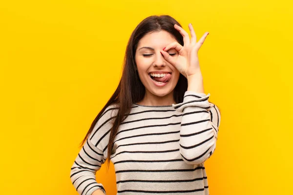 Giovane Bella Donna Sorridente Felicemente Con Faccia Divertente Scherzando Guardando — Foto Stock