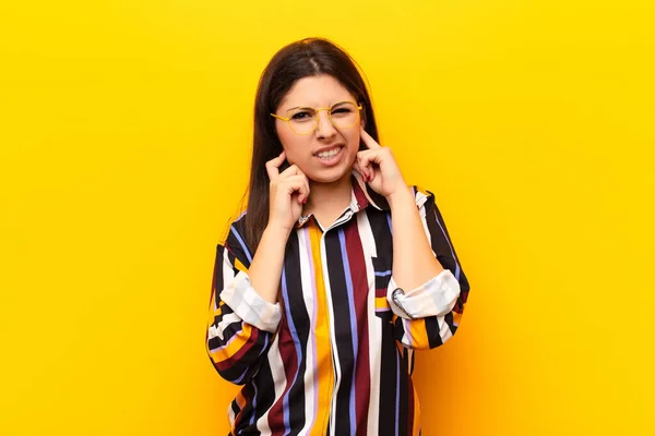 Giovane Bella Donna Guardando Arrabbiato Stressato Infastidito Coprendo Entrambe Orecchie — Foto Stock