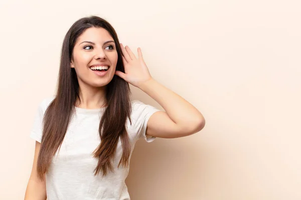 Giovane Bella Donna Sorridente Guardando Curiosamente Lato Cercando Ascoltare Pettegolezzi — Foto Stock