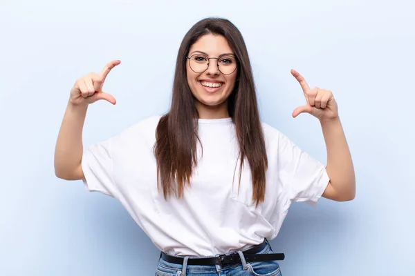 Jovem Mulher Bonita Enquadrando Delinear Próprio Sorriso Com Duas Mãos — Fotografia de Stock