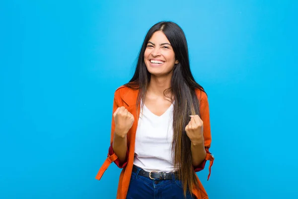 Ung Söt Latinamerikansk Kvinna Skriker Triumferande Skrattar Och Känner Sig — Stockfoto