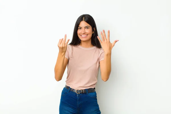 Jong Mooi Latijn Vrouw Glimlachen Kijken Vriendelijk Tonen Nummer Zeven — Stockfoto