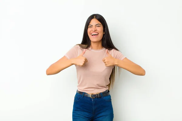 Joven Mujer Latina Bonita Sonriendo Ampliamente Mirando Feliz Positivo Seguro — Foto de Stock