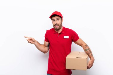 Mutlu, şaşkın ve şaşırmış hissediyorum, ağzımı elimle kapatıyorum ve yanal fotokopi alanını işaret ediyorum. dağıtım konsepti