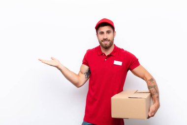 Gülümseyen, kendinden emin, başarılı ve mutlu hisseden, fotokopi alanında fikir ve konsepti gösteren. dağıtım konsepti