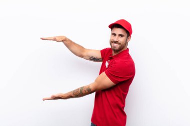 Gülümseyen, mutlu, pozitif ve tatmin olmuş hisseden, fotokopi alanında nesne ya da konsept tutan ya da gösteren. dağıtım konsepti