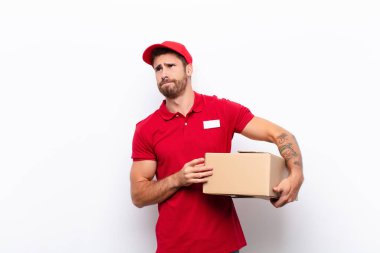 Şeytani bir plan kurarken ya da bir numara düşünürken kibirli, haylaz ve kibirli olmak. dağıtım konsepti