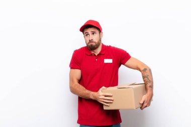 Omuz silkme, şaşkın ve kararsız hissetme, kolları çapraz ve şaşkın bakışlarla şüpheye düşme. dağıtım konsepti