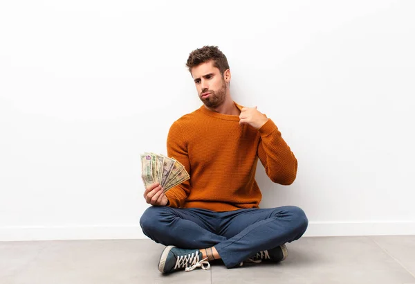 Jonge Knappe Man Voelt Zich Gestrest Angstig Moe Gefrustreerd Trekken — Stockfoto