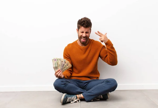 Jonge Knappe Man Die Ongelukkig Gestresst Uitziet Zelfmoordgebaar Met Hand — Stockfoto