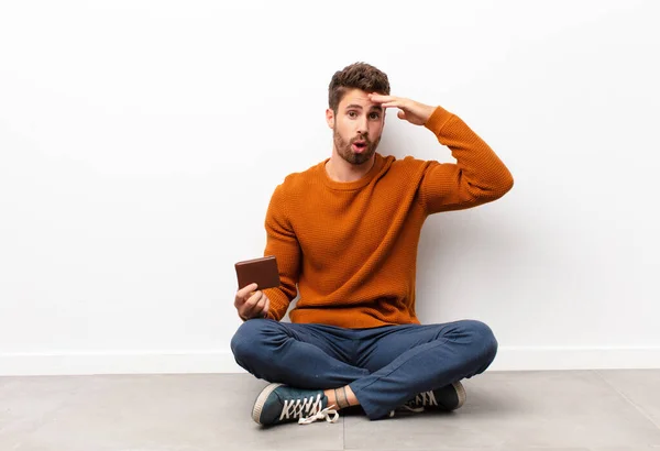 Sie Sehen Glücklich Erstaunt Und Überrascht Aus Lächeln Und Erkennen — Stockfoto