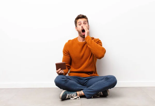 Zich Gelukkig Opgewonden Positief Voelen Een Groot Geschreeuw Geven Met — Stockfoto