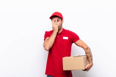 Korkuyor ya da utanıyor, ellerle yarı kapalı gözlerle dikizliyor ya da gözetliyor. dağıtım konsepti