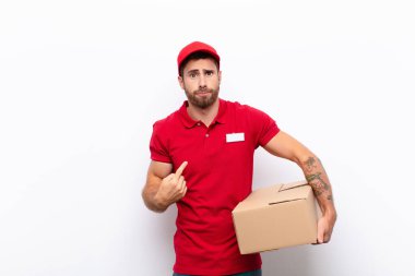 Şaşırmış ve şaşırmış bir ifadeyle kendimi işaret etmek, seçildiğim için şok ve şaşkınlık içindeyim. dağıtım konsepti