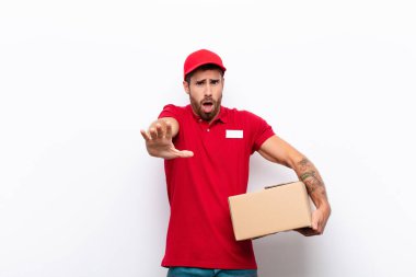 Korkuyorum, geri çekiliyorum, korku ve panik içinde çığlık atıyorum, bir kabusa tepki veriyorum. dağıtım konsepti