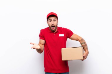 Son derece şok olmuş ve şaşırmış, endişeli ve paniklemiş hissediyorum, stresli ve dehşete düşmüş bir bakışla. dağıtım konsepti