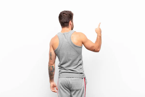 Genç Yakışıklı Adam Dikiz Aynasındaki Objeyi Işaret Ediyor Spor Konsepti — Stok fotoğraf