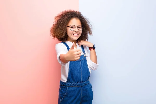 Niña Afroamericana Sintiéndose Orgullosa Despreocupada Segura Feliz Sonriendo Positivamente Con — Foto de Stock