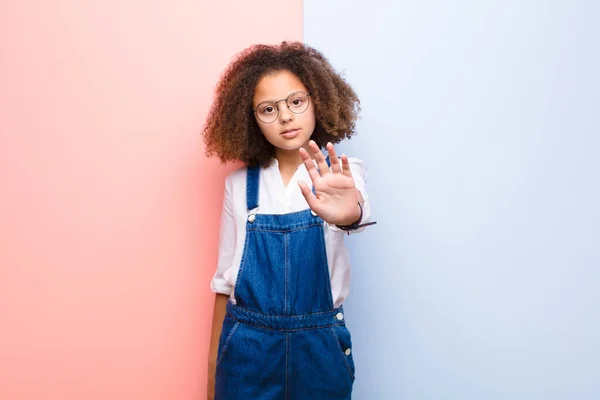 Afro Americana Bambina Sembra Serio Severo Scontento Arrabbiato Mostrando Palmo — Foto Stock