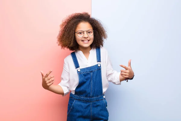 Afrikaans Amerikaans Meisje Zoek Trots Arrogant Gelukkig Verrast Tevreden Wijzend — Stockfoto