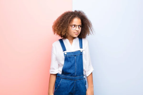 美国黑人小女孩感到难过 不安或愤怒 她以消极的态度看着旁边 皱着眉头反对平墙 — 图库照片