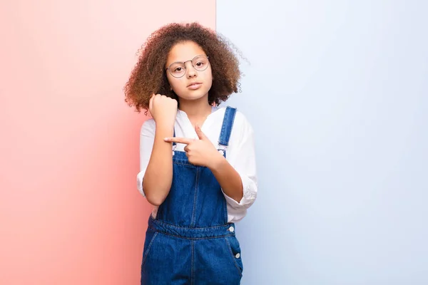 Afro Amerikan Küçük Kızı Sabırsız Kızgın Görünüyor Saati Gösteriyor Dakiklik — Stok fotoğraf