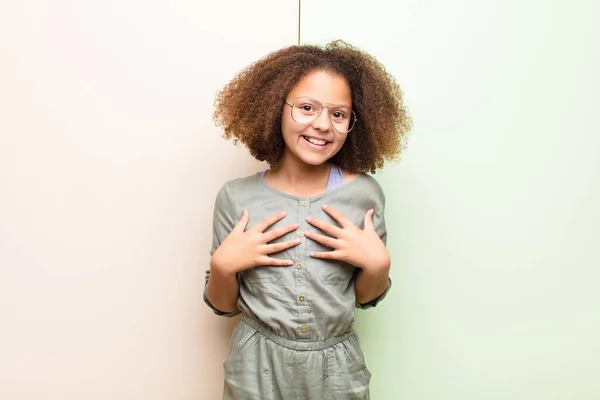 Afro Amerikan Küçük Kızı Mutlu Şaşırmış Gururlu Heyecanlı Görünüyor — Stok fotoğraf