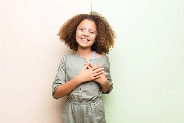 Afrikalı Amerikalı Küçük Kız Romantik Mutlu Aşık Neşeyle Gülümsüyor Düz — Stok fotoğraf