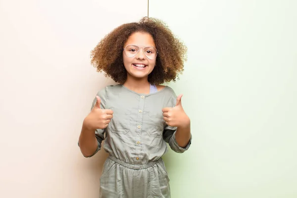 Африканская Американская Маленькая Девочка Улыбается Широко Глядя Счастливый Позитивный Уверенный — стоковое фото