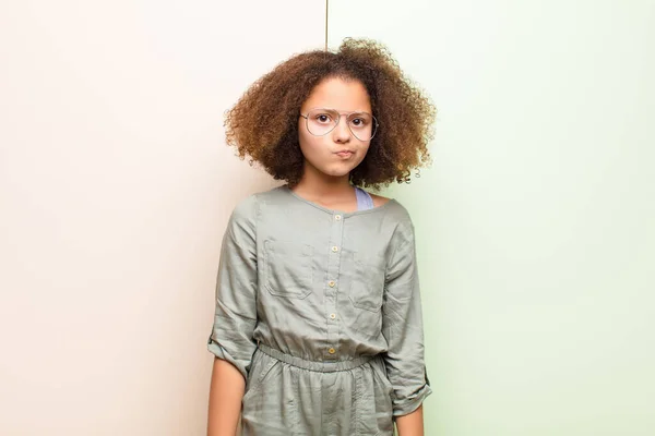 Afrikalı Amerikalı Küçük Kız Kendini Şaşkın Kuşkulu Hissediyor Merak Ediyor — Stok fotoğraf