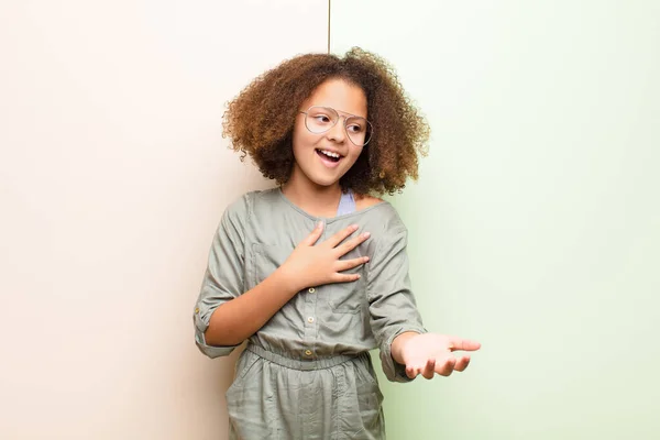 Африканская Американская Маленькая Девочка Чувствует Себя Счастливой Влюбленной Улыбаясь Одной — стоковое фото