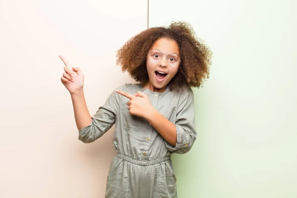 Африканская Американская Маленькая Девочка Чувствует Себя Радостной Удивленной Улыбаясь Шокированным — стоковое фото