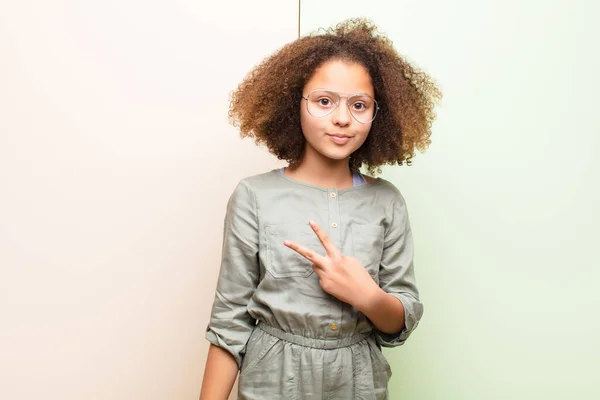 Afro Americana Bambina Sentirsi Felice Positivo Successo Con Mano Rendendo — Foto Stock