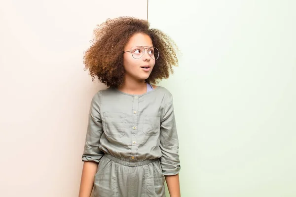 Afrikanisch Amerikanisches Kleines Mädchen Ist Schockiert Glücklich Erstaunt Und Überrascht — Stockfoto